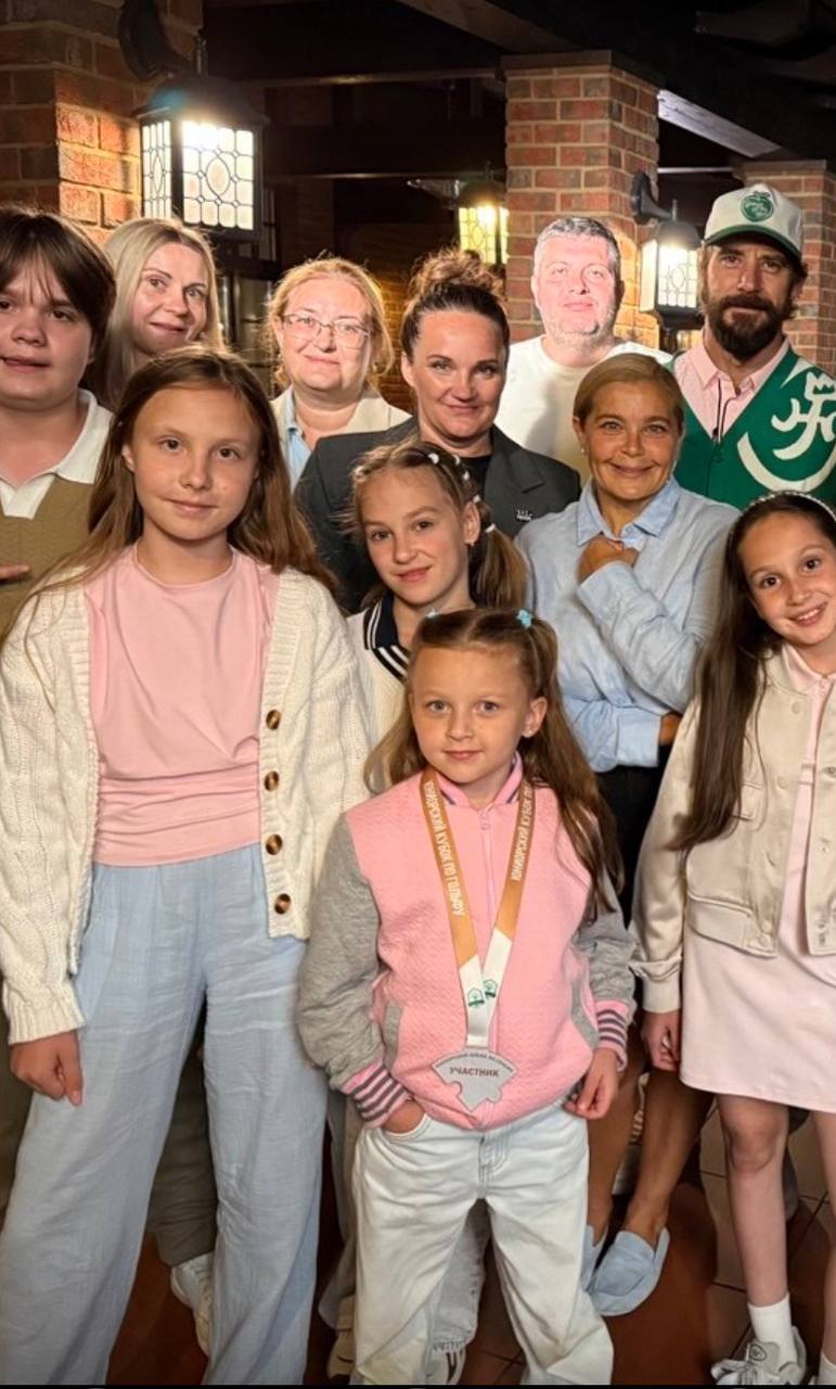 ⭐️Ирина Пегова и ⭐️Сергей Марин, знаменитые актеры кино в одно время, в одном месте и на одной съемочной площадке с юными и талантливыми актерами “Panda Produce”